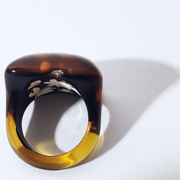 Reverse carved floral Bakelite ring - Picture 4 of 7